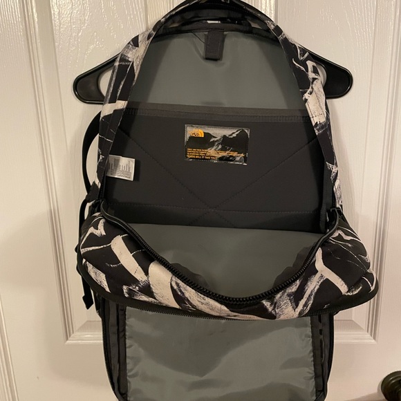 The North Face Recon Backpack - Picture 4 of 6